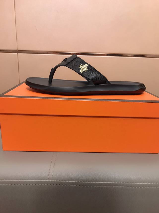 出厂价P 超人字拖鞋时尚范新款 Gucci 古奇 奢华品质，设计师在每一期都专业打造，奢华时尚的高端产品完美的楦型加上顶级的手工制作，超舒适橡胶大底。码数38～