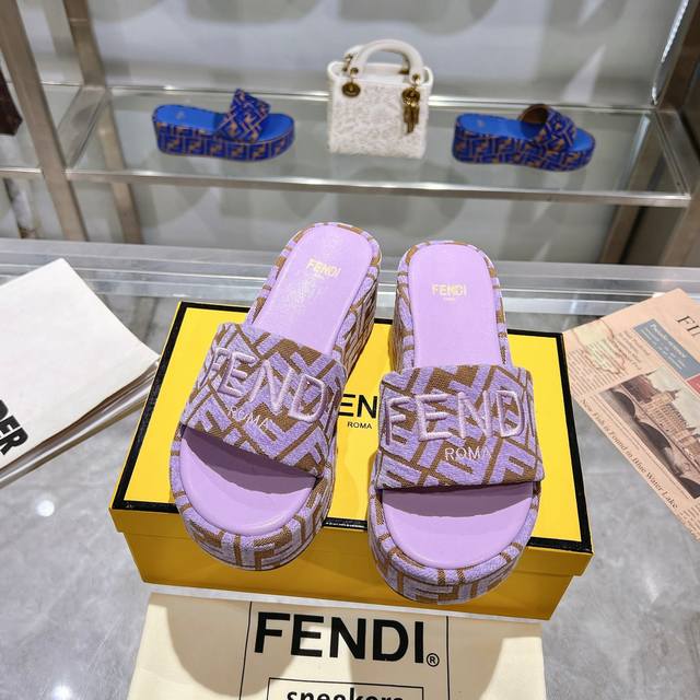 最新 顶级版 Fendi最新爆款宽带厚底拖鞋，条纹帆布材料+Ff提花帆布鞋底，Fendi丝线刺绣，35-42码，