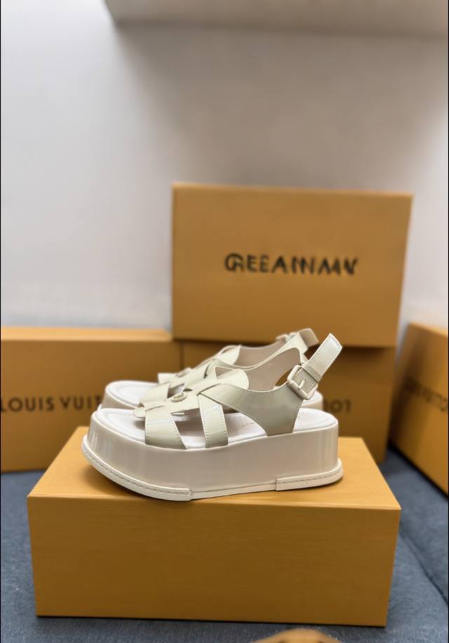 驴家系列凉鞋 厚底 最新款-- Louis Vuitton 路易威登 最新时尚休闲半凉鞋～代购级当季最新潮品 众多博主纷纷种草，入购原版开模定制 镂空组合设计与