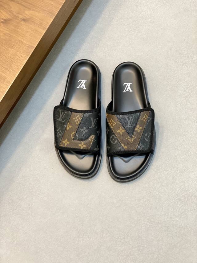 情侣款 # 路易威登面包拖 又一爆款最新 Lv一出即巅峰的超爆款的老花拖鞋面包的脚感 软绵绵的超舒服魔术贴的设计宽宽的可以显的脚好瘦好好看 夏天最爱 这个设计太