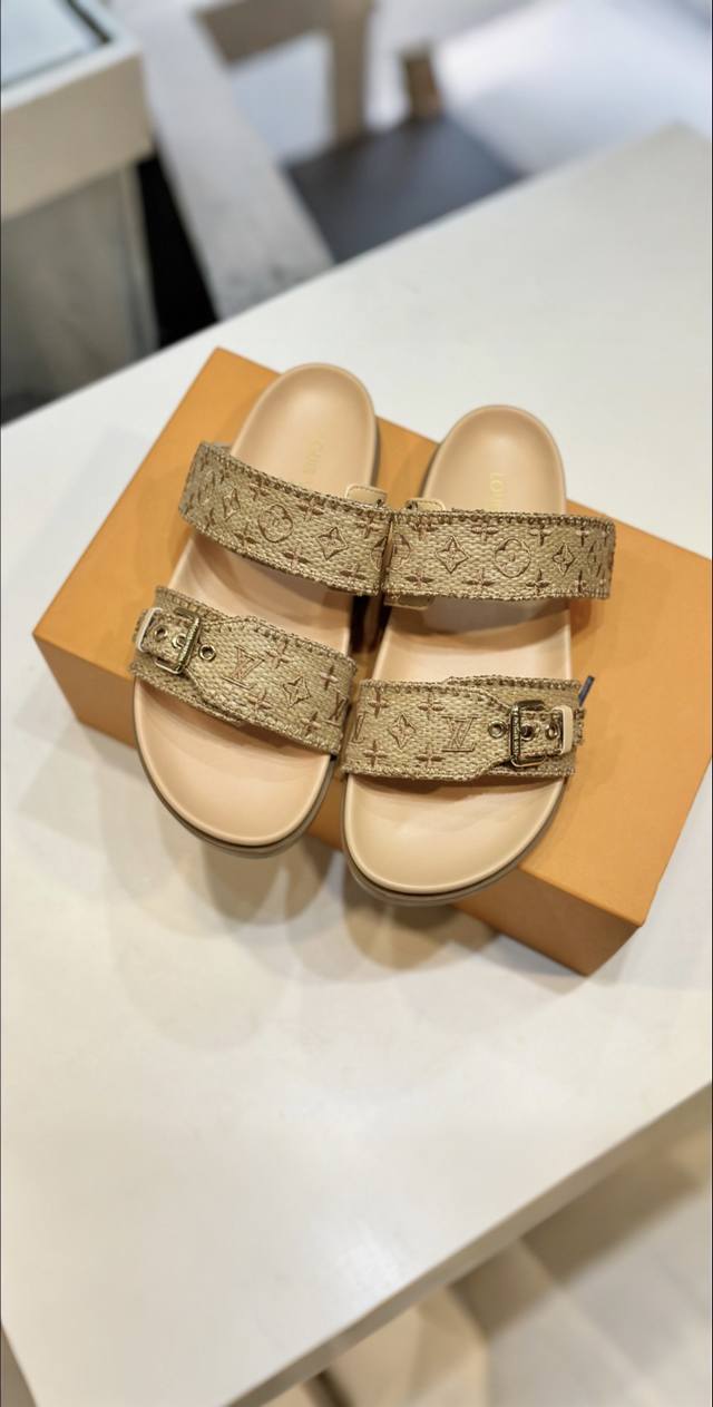 馿牌 顶级原单货 工厂P价 防滑耐磨的轻翼大底，手工编织 精美 精细上脚超显白 显小 超美哒 鞋面：官网同色 原产地：澳大利亚、欧洲或美国 正品尺码：35-42