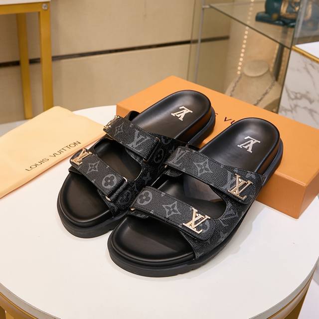 情侣款 拖鞋 Louis Vuitton 路易威登情侣款 新款凉鞋Lv Sunset Comfort平底凉鞋以精致拉菲草鞋面道出手工艺格调，搭配韧性鞋垫和轻盈微
