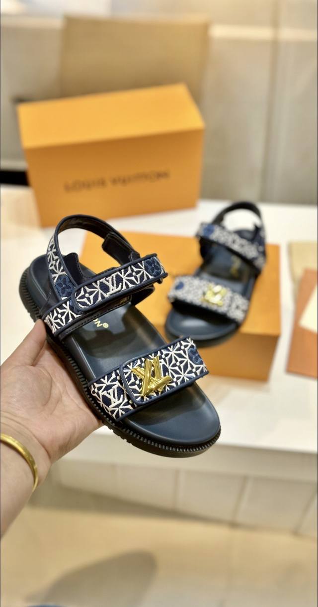 驴家系列 最新款-- Louis Vuitton 路易威登 最新时尚休闲半拖鞋～代购级当季最新潮品 众多博主纷纷种草，入购原版开模定制，编织工艺 电绣精美 精致