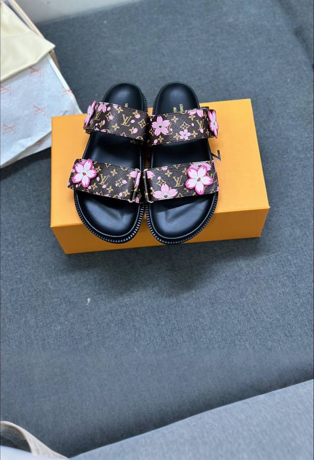 最新 卢家秋冬新品上市 Louis Vuitton 超级好搭瘦腿神器 脚感活力十足，上脚舒适优雅 面料：原版材料内里高档羊皮里 柔软舒适 透气 垫脚：高弹乳胶垫