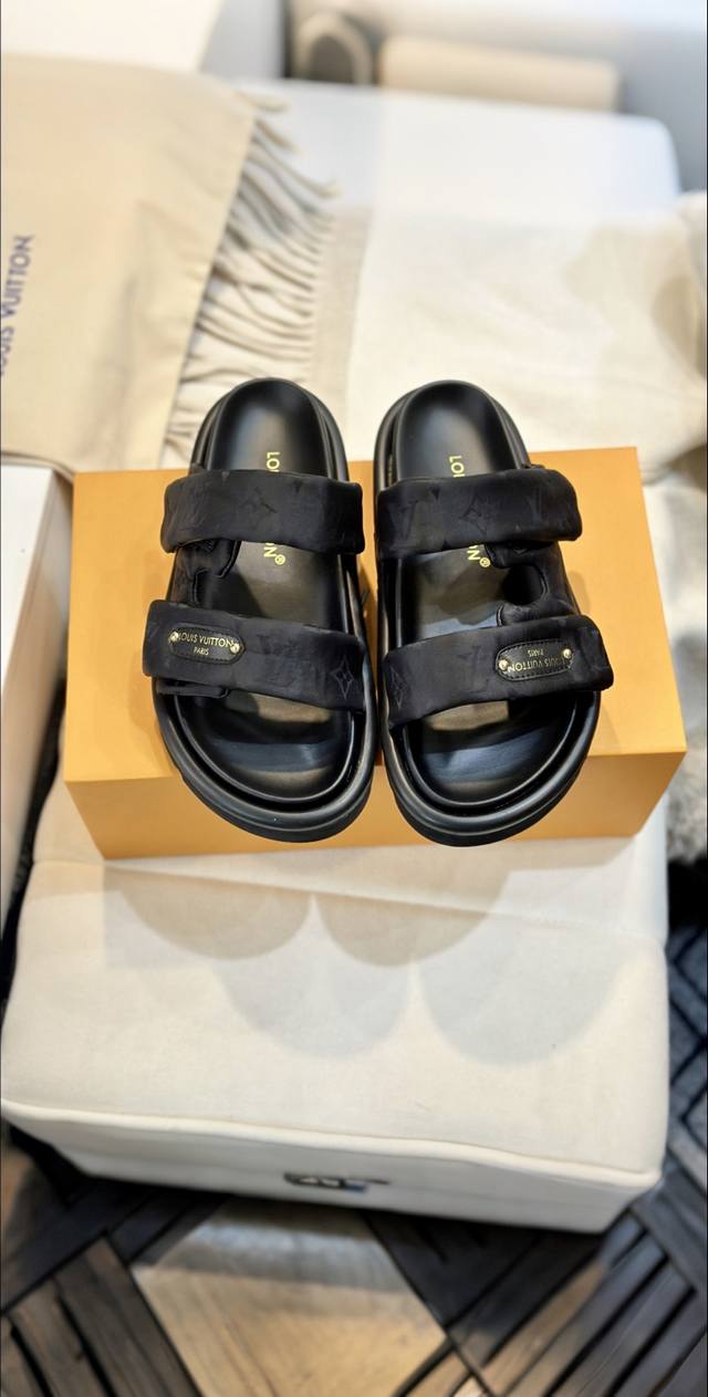 最新 卢家秋冬新品上市 Louis Vuitton 超级好搭瘦腿神器 脚感活力十足，上脚舒适优雅 面料：鹿皮面料 内里高档羊皮里 柔软舒适 透气 垫脚：高弹乳胶