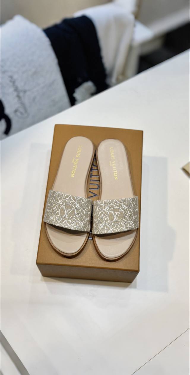 最新新品上市 顶级版本 橡胶底 双层真皮底 Louis Vuitton 超级好搭瘦腿神器 脚感活力十足，上脚舒适优雅 面料：原版材料内里高档羊皮里 柔软舒适 垫
