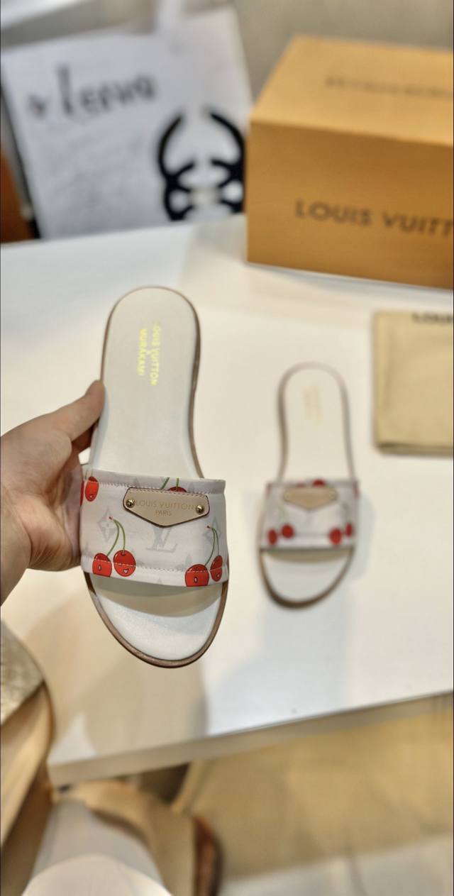 最新新品上市 顶级版本 橡胶底 双层真皮底 Louis Vuitton 超级好搭瘦腿神器 脚感活力十足，上脚舒适优雅 面料：原版材料内里高档羊皮里 柔软舒适 垫