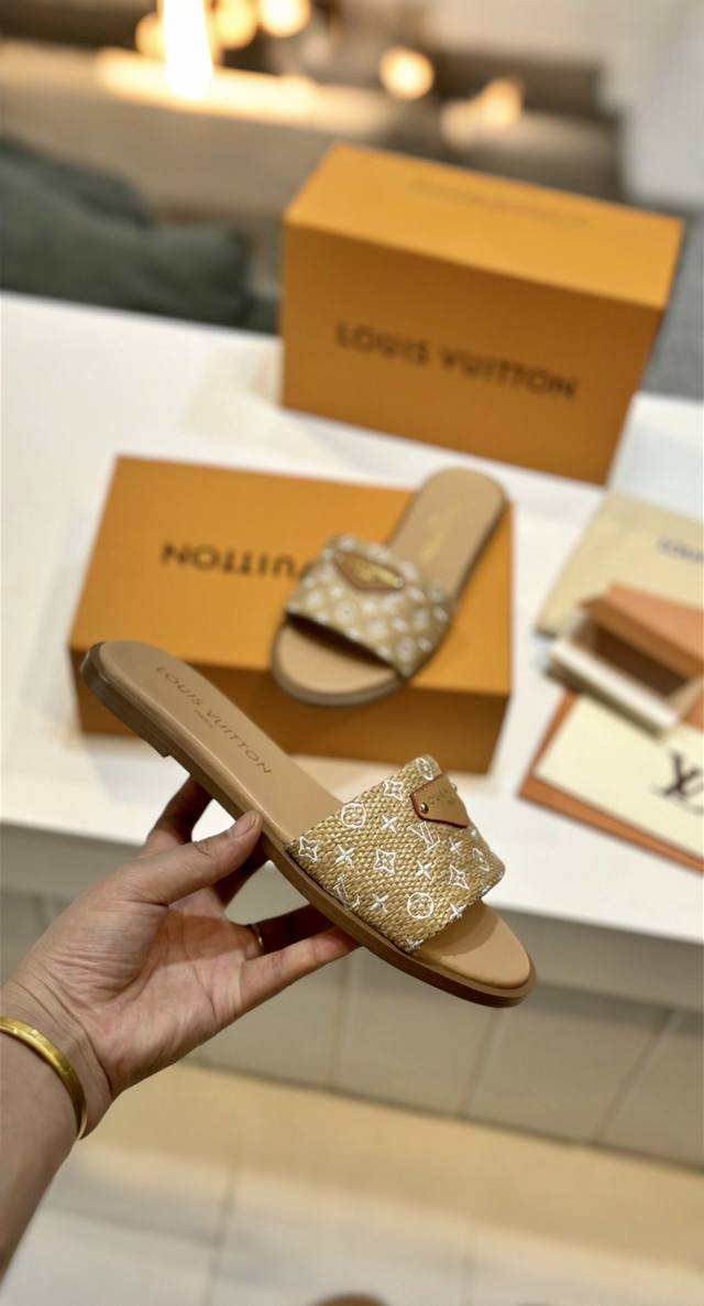最新新品上市 顶级版本 橡胶底 双层真皮底 Louis Vuitton 超级好搭瘦腿神器 脚感活力十足，上脚舒适优雅 面料：原版材料内里高档羊皮里 柔软舒适 垫