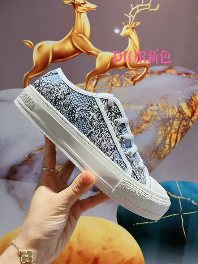 上新啦 Dior 迪奥 Dioriviera Walk'n'dior 运动鞋，采用太空蓝和白色棉质刺绣 Palms 茹伊印花设计在时尚的舞台上，Dior刺绣鞋是