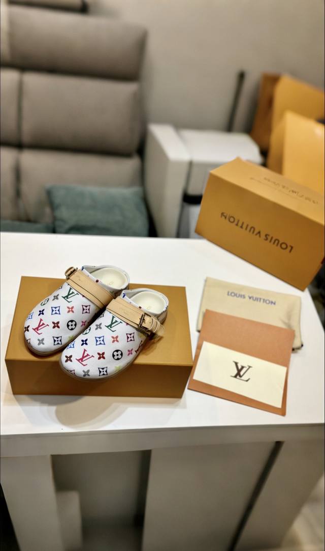 驴家最新款市场顶级版本 Louisvuitt On Fw. New Arrival～L V Aspen 水台拖鞋L家 最新拖鞋新品经典Monogram老花压印麂