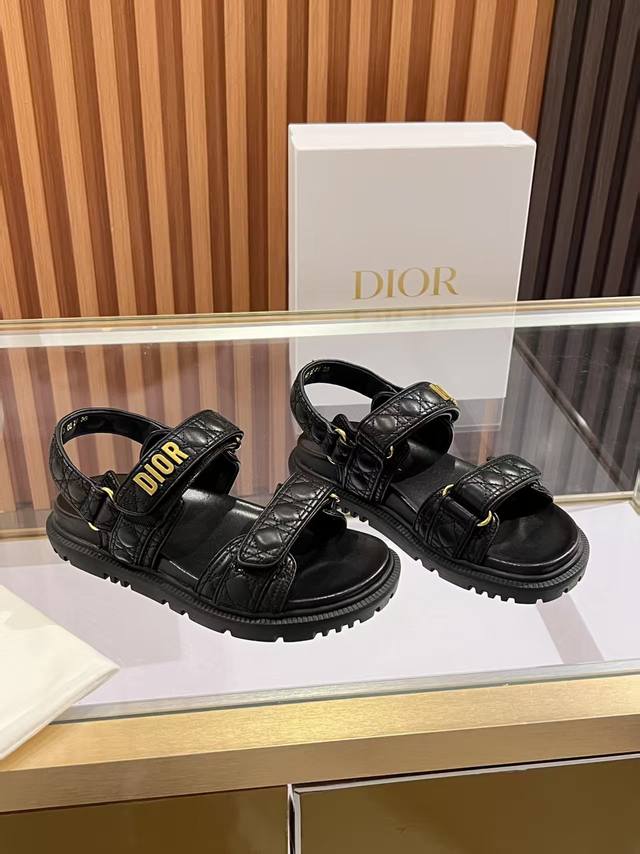 Dior经典爆款凉拖 踏入Dior拖鞋的时尚领地，邂逅优雅与舒适的极致融合。鞋面以精湛刺绣工艺，镌刻着Christian Dior Paris标志，细腻针法诉说