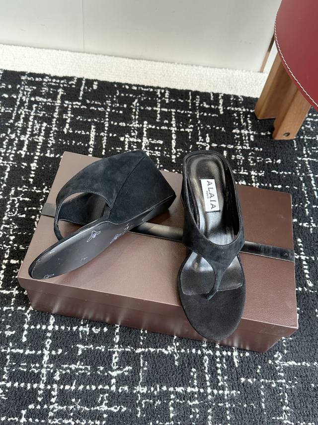 代购级 Alaia 25Ss 春夏新品简易 坡跟夹脚 拖鞋异形跟穆勒鞋 不对称设计打破常规 释放独特气场 尖头勾勒利落线条 轻松游走于时尚前沿 每一步都踏出摩登