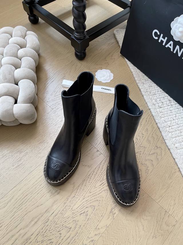 Chanel 25K秋冬新款粗跟短靴！顶级版本！抢先发售鞋面羊皮 内里羊皮 原版防滑大底跟高8Cm 码数：34-41 34 40 41定制不退不换
