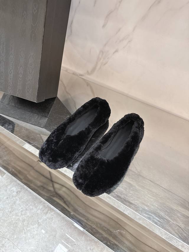 Dries Van Noten 秋冬新款毛毛鞋可爱的毛毛鞋，让人毫无抵抗力慵懒随性，今年秋冬时髦必备单品对版羊毛面料，羊皮内里，意大利进口真皮大底，码数：35-