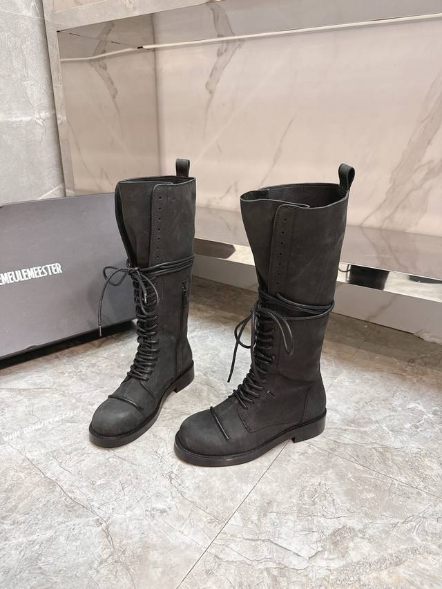 Ann Demeulemeester 秋冬新款复古骑士靴，入冬潮妹怎么能没有一双帅气硬朗的骑士靴呢看似平平无奇，实则更大气百搭，又又飒还巨显腿长，冬天露腿必备神