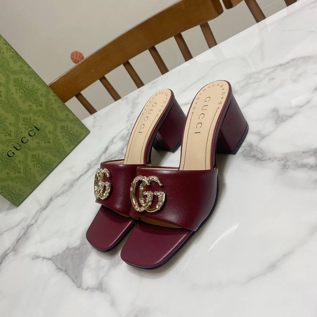 猪肝红 Gucci 古奇 方头 粗跟凉拖鞋，点钻双扣搭配，一贯的时尚.简约.大气.百搭鞋面为混种羊皮 金属皮，里垫为羊皮，真皮底，原版开发五金饰扣跟高：6Cm码