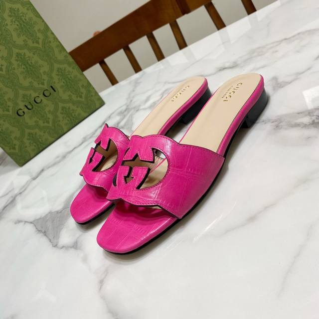 石头纹 玫红 Gucci 古奇 夏季最新款双平底拖，爆款镂空浮雕设计，凸显小性感，原版1:1复刻，上脚秀气好看鞋面粒面羊皮 石头纹牛皮 羊京，头里垫为山羊皮，真