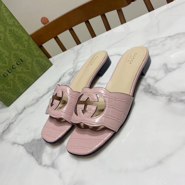 石头纹 粉 Gucci 古奇 夏季最新款双平底拖，爆款镂空浮雕设计，凸显小性感，原版1:1复刻，上脚秀气好看鞋面粒面羊皮 石头纹牛皮 羊京，头里垫为山羊皮，真皮