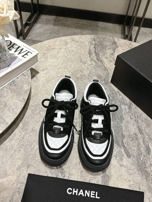 出厂价P Chanel 香奈儿最新25C休闲运动鞋 原版模具定制 无敌漂亮又好穿 绝对仙女款 超级舒服，配色高级耐看 百搭 率性的休闲运动风，飒爽又自然，演绎香