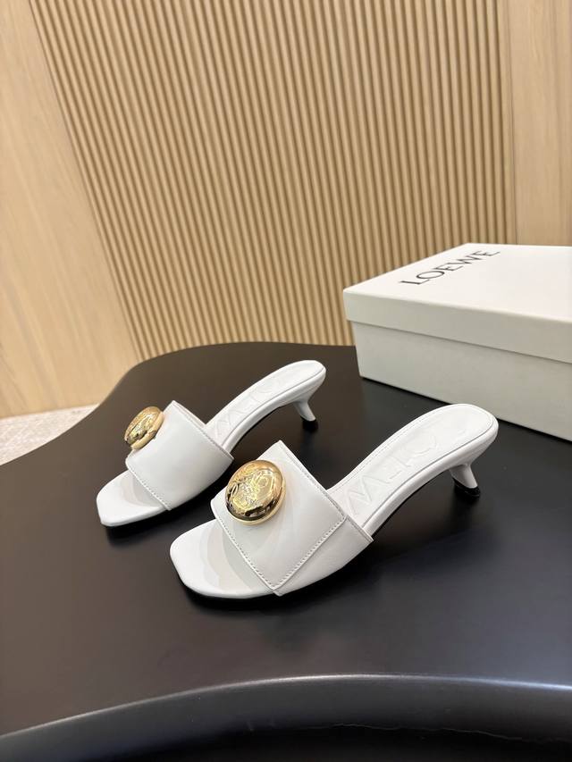 Loewe 25季春夏新款 七色任选。码数35-43 价格P：210 真皮底