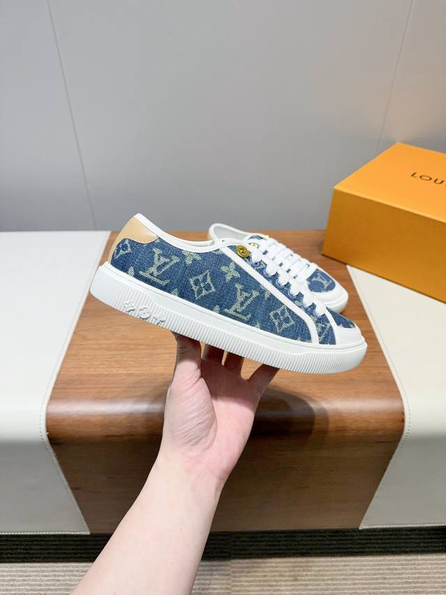 Lv 路易威登Lagoon 运动鞋 Lv Lagoo- 运动鞋取材 Monogram 丹宁布，为经典设计注入复古气息。皮革饰边跃现路易威登标识，铭纹孔眼、镶边和