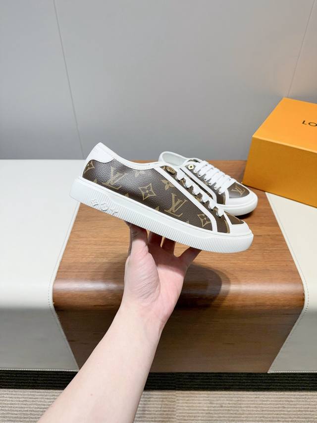 皮面+10 Lv 路易威登Lagoon 运动鞋 Lv Lagoo- 运动鞋取材 Monogram 丹宁布，为经典设计注入复古气息。皮革饰边跃现路易威登标识，铭纹