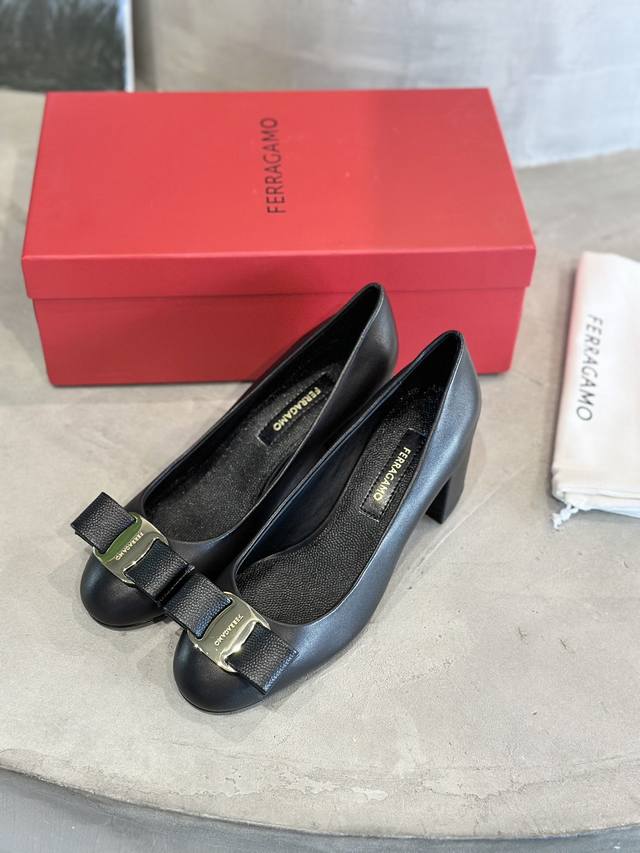 工厂P价 Ferraga*O菲拉*慕新早春款蝴蝶结粗跟单鞋！ 今年大热蝴蝶结搭配粗跟设计，好走又稳当，让你的步伐更加自信，职场女性必备单品面料：原版进口小牛皮内