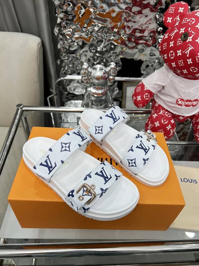 Louis Vuitton路易威登春夏新款拖鞋火爆上市，1:1高级定制，秒杀一切仿品，原版开模Logo装饰，既时尚又美观，面料:进口压花牛皮，内里羊皮，精美原版