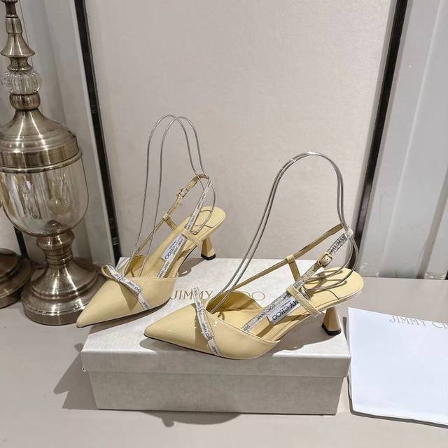 Jimmychoo2025奶黄织带猫跟鞋来啦，搭配Logo蝴蝶结，既温柔大气，又有夏天的清新！7厘米的酒杯跟稳稳的气质来啦，全天上脚不累，是职场走秀款的极品！三