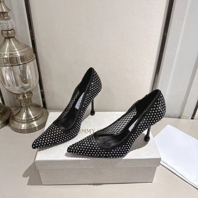 Jimmy Choo2025年Ixia80水晶饰网布，缎面高跟鞋来啦！经典高跟鞋廓形，配今年火爆水滴跟和方形缎面鞋口，Bingbing施华洛水钻处处散发迷人魅力