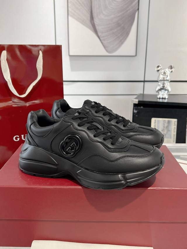 Gucci新品 Rhyton系列情侣款老爹鞋 运动鞋 Rhyton系列推出全新黑色色皮革款式，巧妙结合该系列标志性的超大造型鞋底和厚实结构。这款经典鞋款缀饰标志