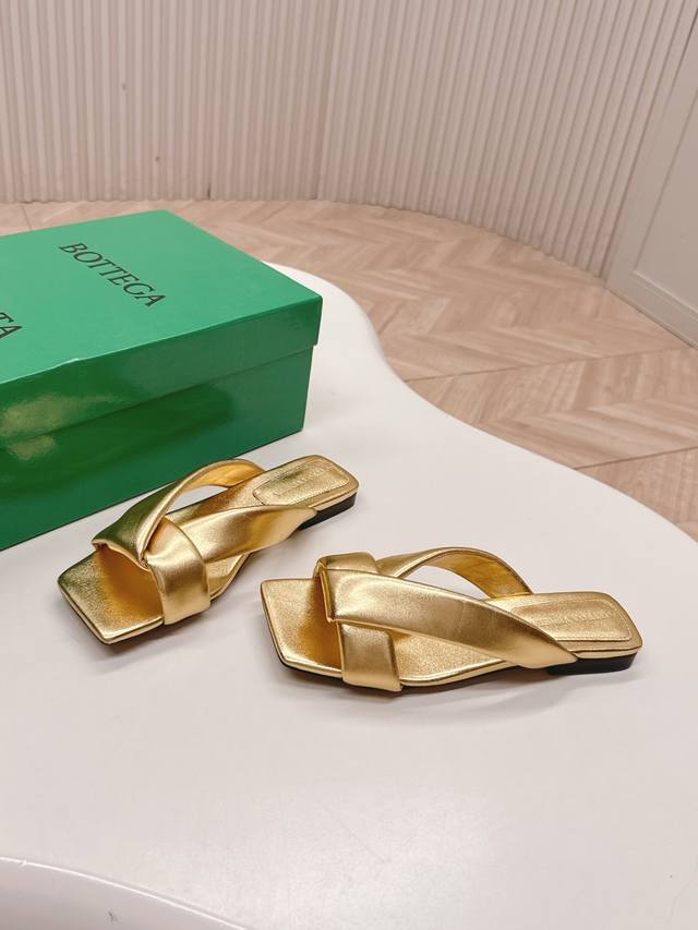 平底款 高跟款 Bottega Veneta 2025系列葆蝶家Bv 新款穆勒凉鞋 简约的线条设计，超经典的V型展现于鞋面，交织出满满的松弛感
