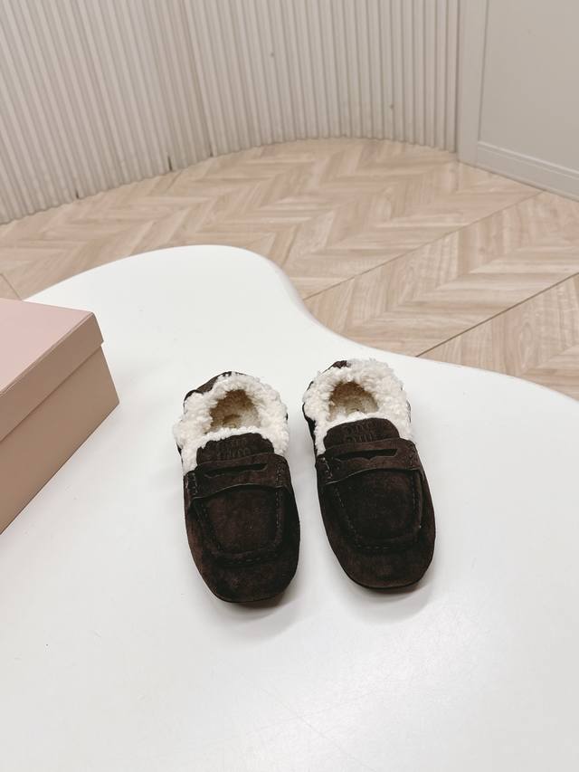 Nx24 Miumiu 缪缪2025Ss秋冬走秀款一脚蹬驾车鞋加毛乐福鞋毛毛鞋这款永不过时的反绒皮驾车鞋饰有压花Miu徽标，彰显别具一格的经典格调。上脚非常舒服