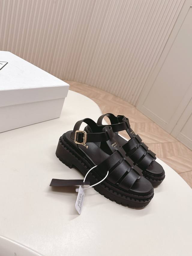 低帮 高帮 Prada 普拉达2025春夏新款凉鞋 罗马厚底凉鞋 拖鞋 最新走秀款，经典升级 舒适度与时髦度并存 每个颜色搭配都好看，设计搭配不同风格需求 鞋面