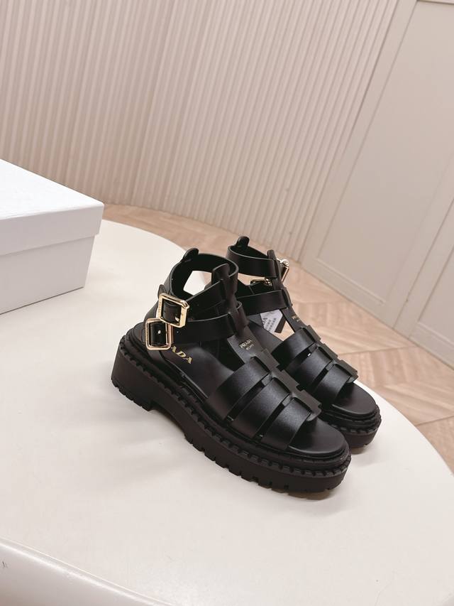 高帮 Prada 普拉达2025春夏新款凉鞋 罗马厚底凉鞋 拖鞋 最新走秀款，经典升级 舒适度与时髦度并存 每个颜色搭配都好看，设计搭配不同风格需求 鞋面：原版