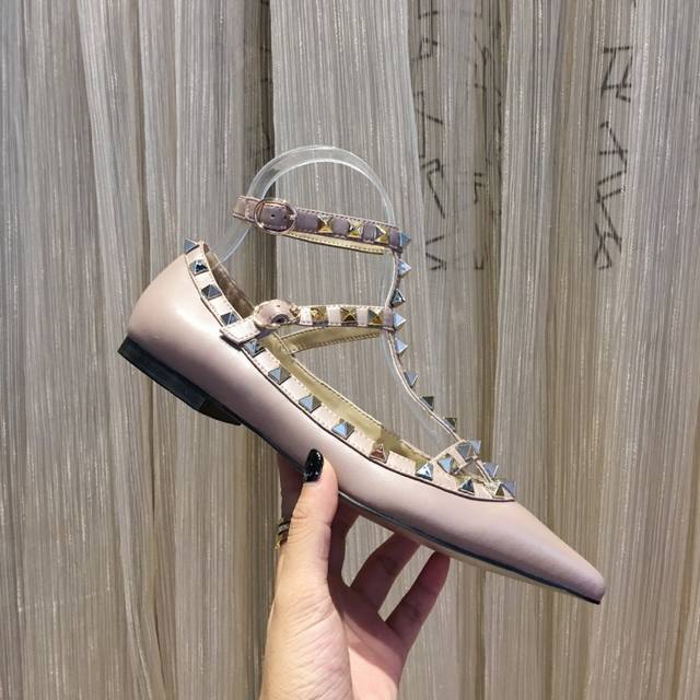 全年供货 哑光裸粉色羊皮5款系列 华伦天奴 Valentino 是全球高级定制和高级成衣奢侈品，华伦天奴 Valentino 代表的是一种宫廷式的奢华，高调之中