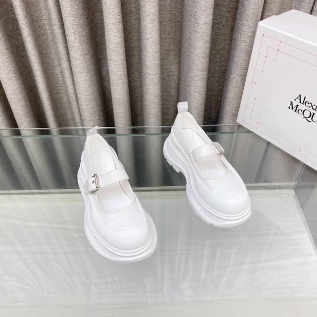 Alexander Mcqueen 新款系列厚底老爹鞋复古潮流逆天单品，极简风格 帆布，厚底，大头版型完全融合轮廓线条更加简约，呈现复古质感 超级好搭配，不挑剔