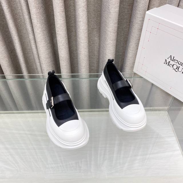顶级品质 Alexander Mcqueen 新款系列厚底老爹鞋复古潮流逆天单品，极简风格 帆布，厚底，大头版型完全融合轮廓线条更加简约，呈现复古质感 超级好搭