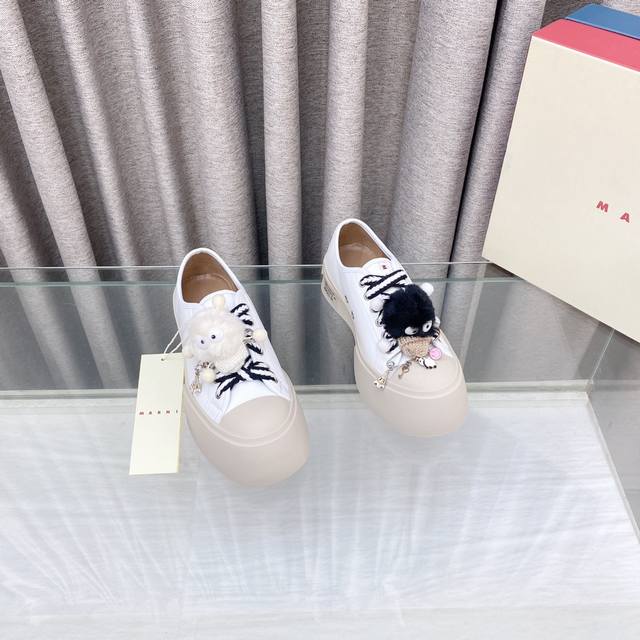 扣熊15代购级 Marni 厚底大头鞋 升级版，带芯片大头的鞋头看起来蠢蠢萌萌的，超级修饰腿型，复古经典而百搭。脚感舒适，穿在脚上没有看起来的那么厚重，属于那种