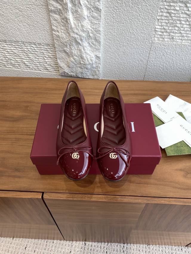 顶级版本: Gucci 古驰 25Ss 夏款新款 蝴蝶结 双G 平底 芭蕾舞鞋Gucci 这款平底芭蕾舞鞋选用光面皮革制作，配以漆皮鞋头，尽显优雅隽永格调。精巧