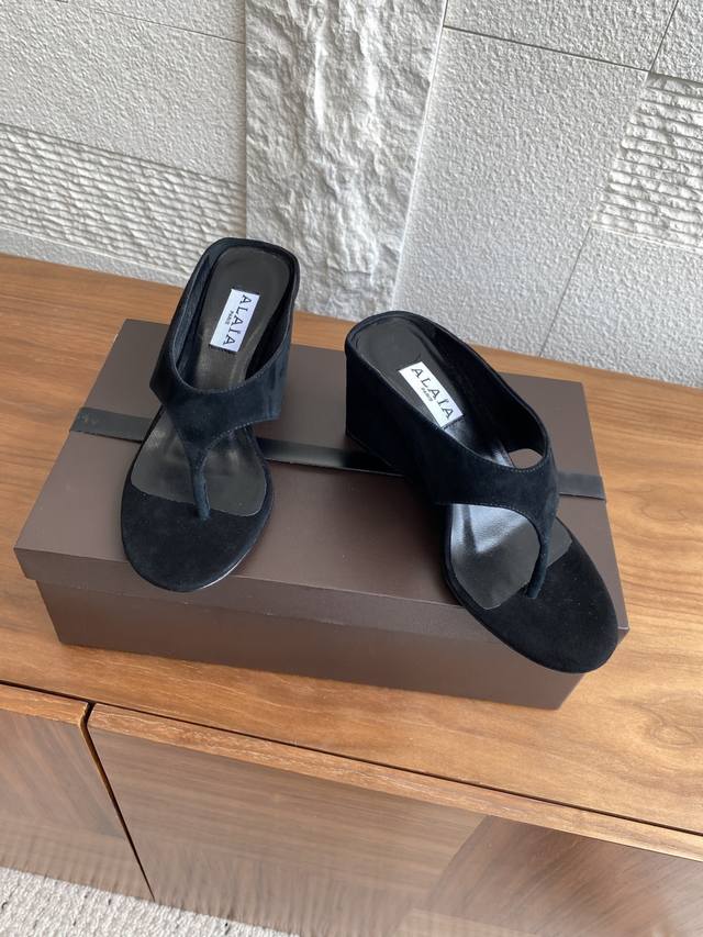 顶级版本: Alaia 25Ss 春夏新款 跛跟 夹脚 拖鞋Alaia 这款“Tong”凉鞋造型颇具雕塑美感，简约百搭却不失干练气质。它采用柔软的牛反绒制成，宽
