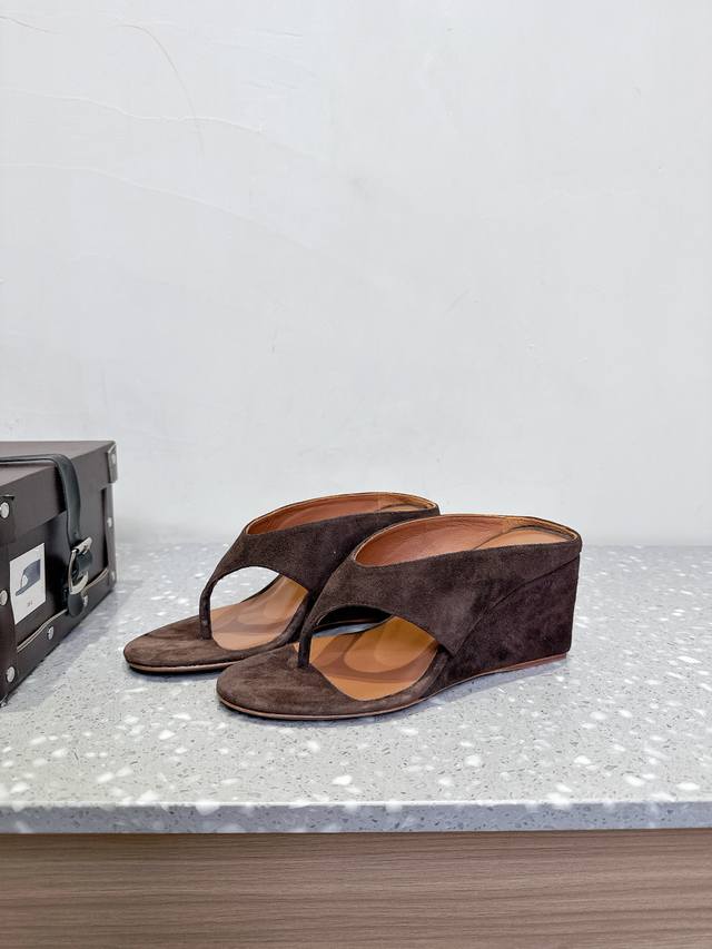 Alaia 阿莱亚 小众潮牌 25Ss春夏新品简易 坡跟夹脚 拖鞋异形跟穆勒鞋 不对称设计打破常规 释放独特气场 尖头勾勒利落线条 轻松游走于时尚前沿 每一步都