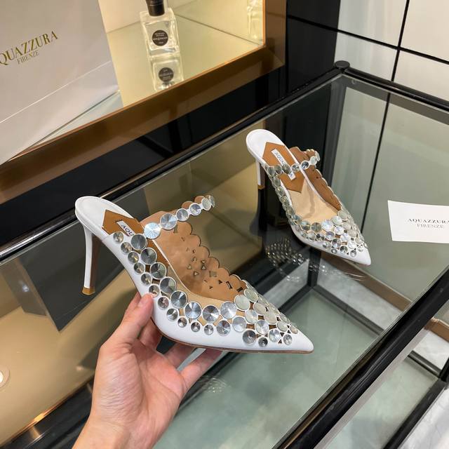 Aquazzura 新款拖鞋 顶级版本代购品质这双大圆钻高跟拖鞋，尖头设计搭配水钻，美到令人窒息！大圆钻璀璨耀眼，仿佛能照亮整个世界。尖头造型尽显优雅与性感，水