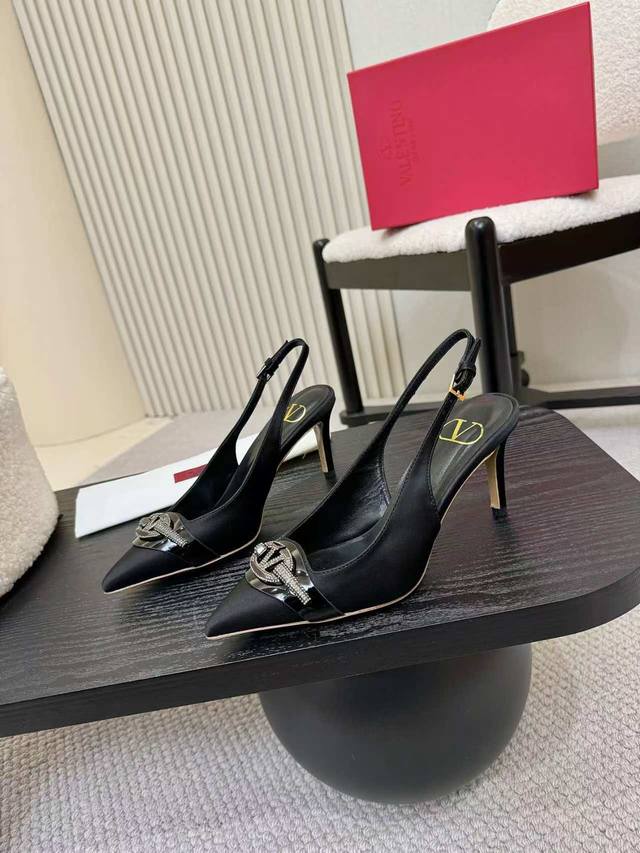 克洛施钻扣 Valentino.华伦天奴V扣凉鞋秘专柜最新系列 正品级版本 细节完美 正品一比一打造 所有细节正品一致 上脚非常修脚型 重点是很好非常好驾驭 不