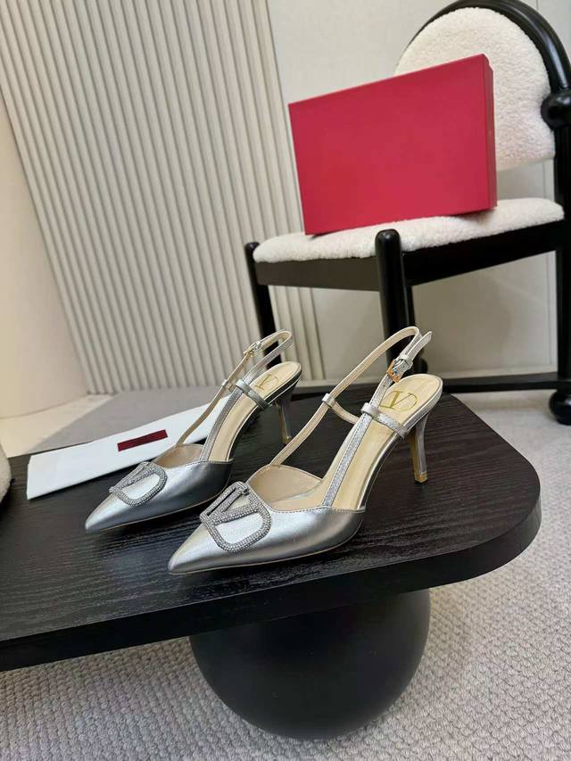 克洛施钻扣 Valentino.华伦天奴大V扣凉鞋秘专柜最新系列 正品级版本 细节完美 正品一比一打造 所有细节正品一致 上脚非常修脚型 重点是很好非常好驾驭