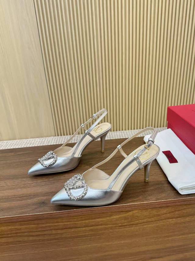 克洛施钻扣 Valentino.华伦天奴大V扣凉鞋秘专柜最新系列 正品级版本 细节完美 正品一比一打造 所有细节正品一致 上脚非常修脚型 重点是很好非常好驾驭