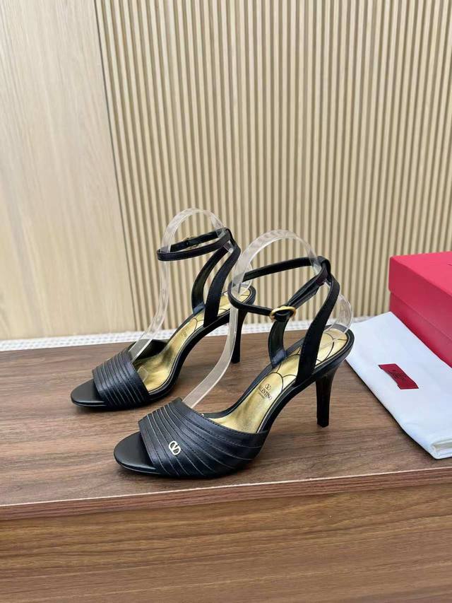 顶级版本 华伦天奴春夏新款女士凉鞋值得入手★绝对的上档次原版做法 绝对感性优雅风格 创造不一样的感觉简约气质款式！ 码数：35-41 34-42定做 面料：进口