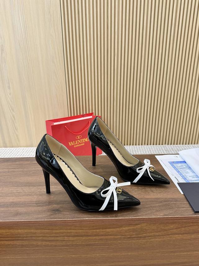 顶级版本 华伦天奴秋冬新款女士单鞋新一代独特的小 V 扣衬托出满满的高级感，新一季不负期待！值得入手★绝对的上档次原版做法 绝对感性优雅风格 创造不一样的感觉简
