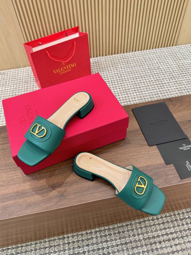 小V金色扣 春夏新款女士凉鞋值得入手★绝对的上档次绝对感性优雅风格 创造不一样的感觉简约气质款式！ 码数：35-41 34-42定做 面料：进口牛皮内里：内里羊
