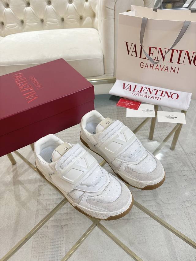 顶级版本 Valentino 华伦天奴 休闲鞋！顶级版本！ 原版购入1:1开发！套楦工艺，经典拼接 时尚百搭，专柜同步全套包装 面料:定制牛皮+超软绵羊皮+丝光